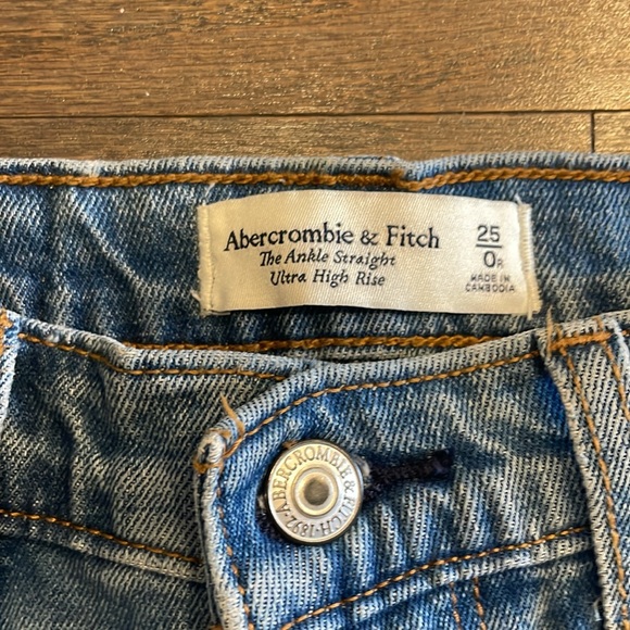 NWT Abercrombie and Fitch Ultra High Rise Destructed Ankle Straight J… - Picture 6 of 8